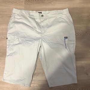 Lee Women’s Light Gray Cargo Shorts